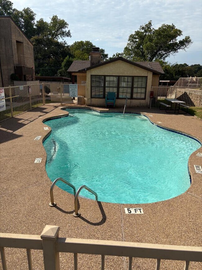 Building Photo - 416 Matthews Dr