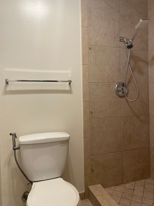 Building Photo - 2101 Shoreline Dr