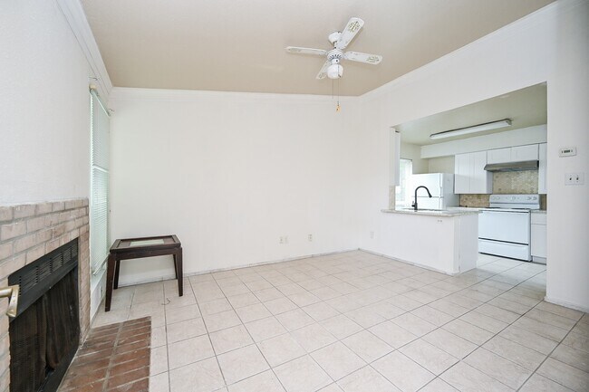 Building Photo - 3900 Woodchase Dr