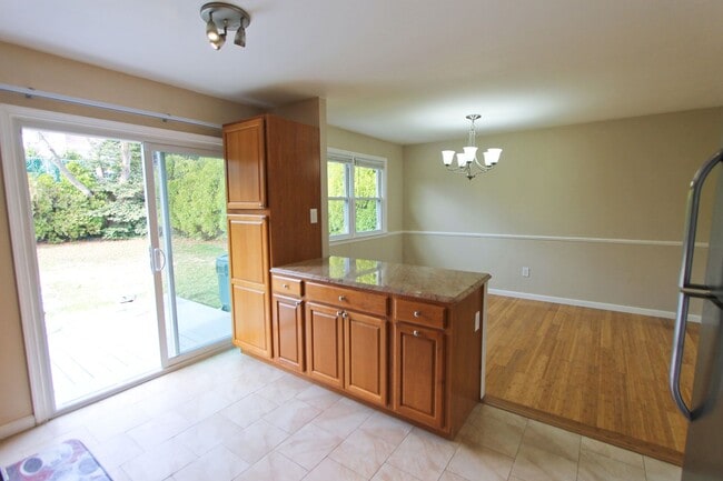 Building Photo - 617 Renz St