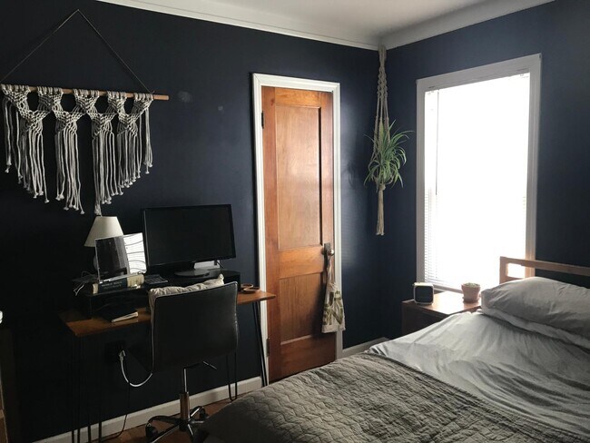 Building Photo - 401 E Cambourne St