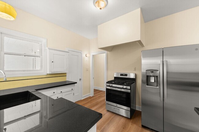 Building Photo - Beautiful Home