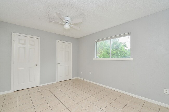 Building Photo - Property available in Old River Manor