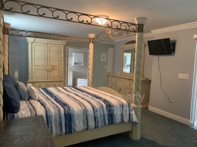 Building Photo - 4123 SW 21st Pl