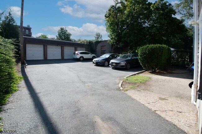 Building Photo - 207 N Fullerton Ave