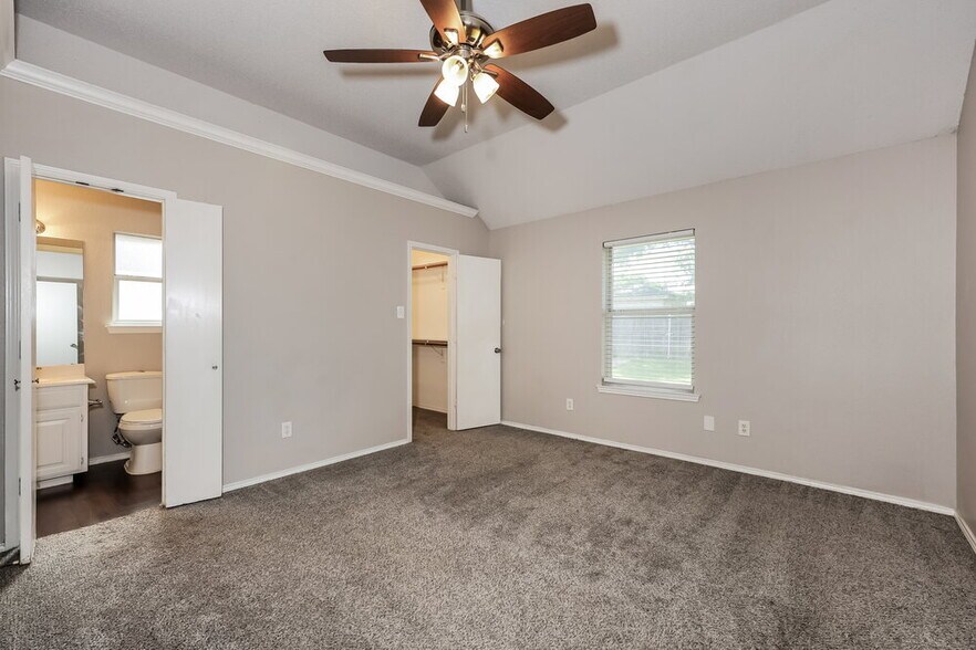 Building Photo - 621 Pleasant Valley Dr