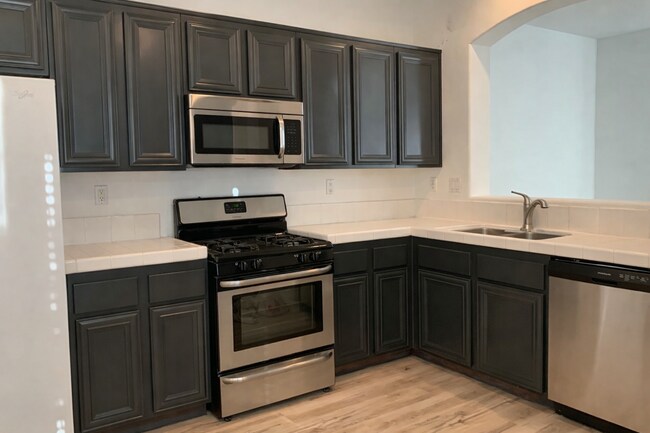 Building Photo - 634 Sumner Way