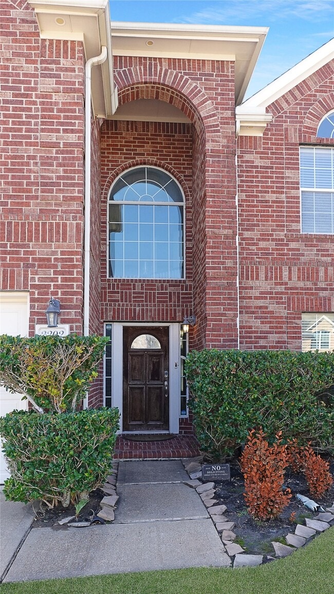 Building Photo - 2202 Drake Falls Dr