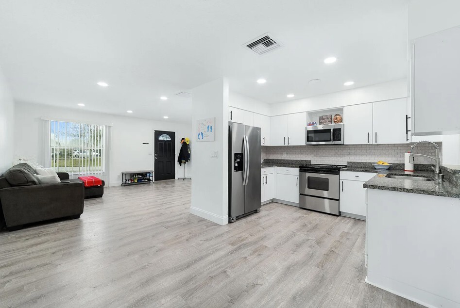 Building Photo - 181 SE Fallon Dr