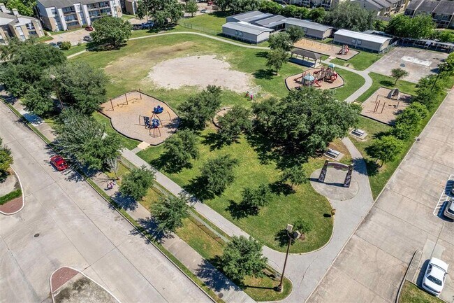 Building Photo - 9850 Pagewood Ln