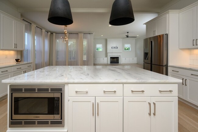 Building Photo - **LIKE-NEW, HIGH-END EXECUTIVE HOME WITH I...