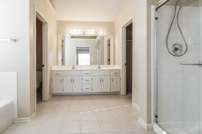 Building Photo - Spacious 4 Bedroom Home