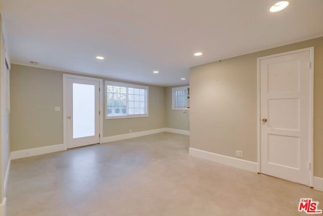 Building Photo - 1328 Linda Rosa Ave