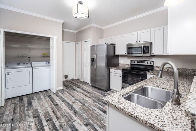 Building Photo - 230 Scrub Jay Dr