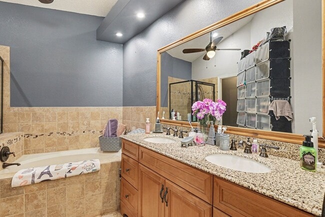 Building Photo - Updated 2 bed 2.5 bath End Unit Townhome in Lochmoor!