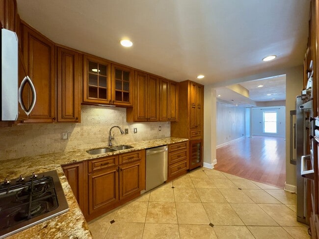 Building Photo - Charming 2 Bedroom/3.5 Bathroom Townhome in Canton, MD!