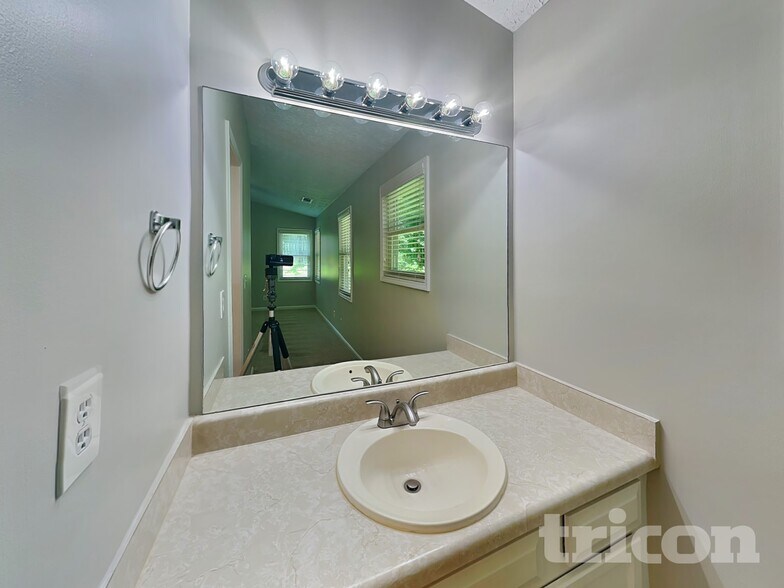 Building Photo - 811 Riverstone Ln