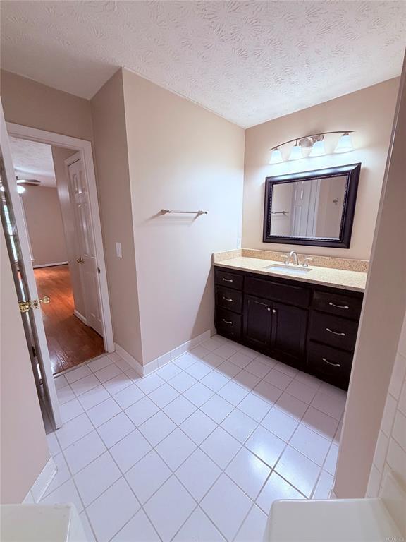 Building Photo - 11 Twin Oaks Ln