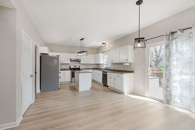 Building Photo - Stunning 4-Bed, 3.5-Bath Home in Sought-Af...