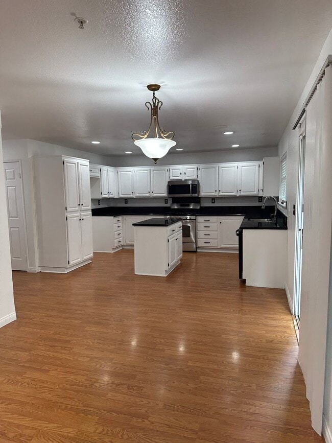 Building Photo - Stunning 3 Bed 3 Bath Duplex in Placentia with Open Floor Plan and Vaulted Ceilings.