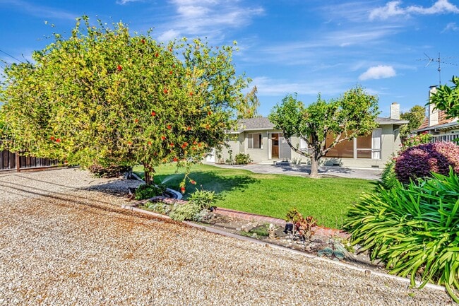Building Photo - Charming 4-Bedroom 2-Bathroom Home in Sant...