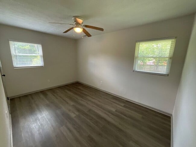 Building Photo - Stylish 3-Bedroom with Expansive Yards in ...