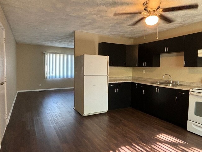 Building Photo - %50 OFF FIRST MONTH'S RENT! Spacious 3 bedroom home with large backyard deck!