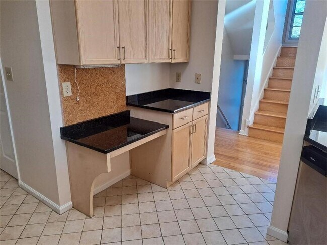 Building Photo - 2431 Coosawattee Dr NE