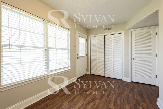 Building Photo - Charming 3BR 2.5BA Townhome Ready for Move...