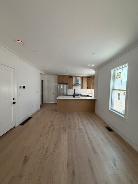 Building Photo - 5 Thurston St