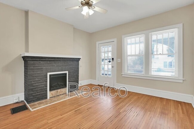 Building Photo - 463 Reinhard Ave