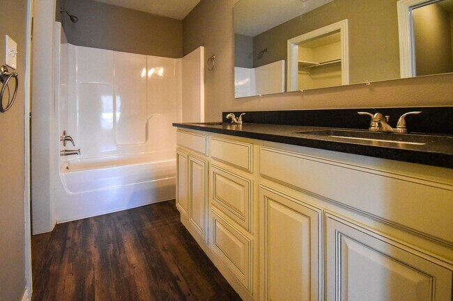 Building Photo - Stunning 3 bedroom, 2 bathroom Home availa...