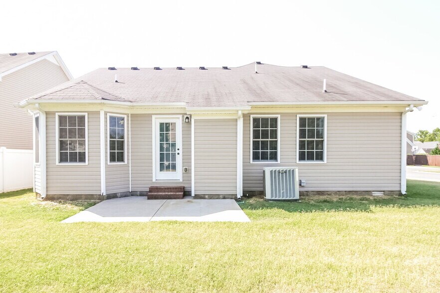 Building Photo - 3750 Maya Dr