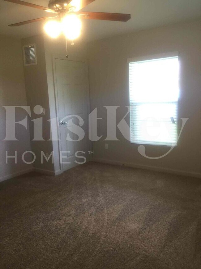 Building Photo - 1351 SW Amboy Ave