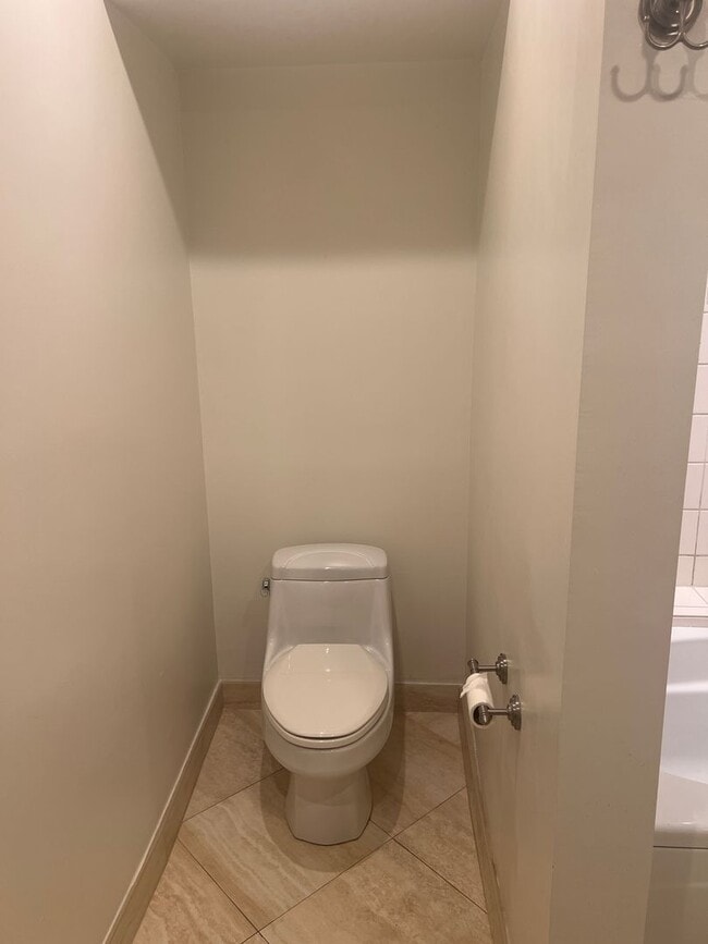 Building Photo - Huge 2 bed 2 bath condo.  2 balconies peek a boo ocean views