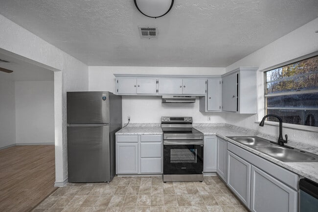 Building Photo - 508 NW Woodridge Dr