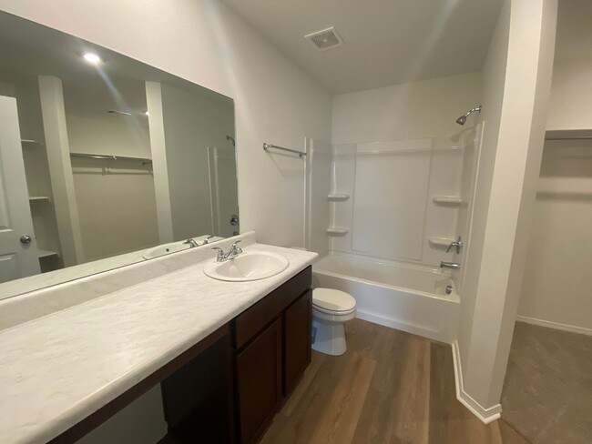 Building Photo - 4 Bedroom, 2 Bathroom home in Valley View School District!