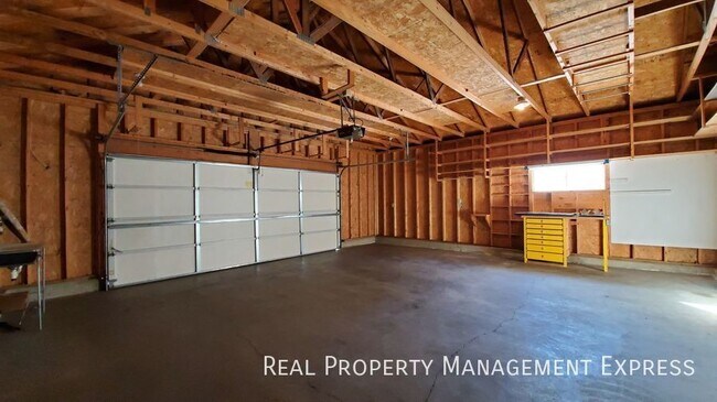 Building Photo - 3 Bed 3 Bath Home with 2 Stall Attached Ga...