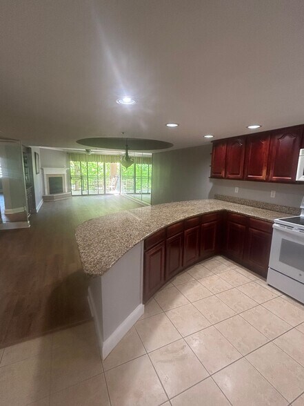 Open kitchen - 210 Roaring Fork Ext
