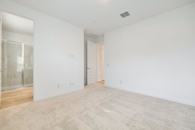 Building Photo - Like new Luxurious Modern townhome with 2 Master Suits in Warner Meadows!