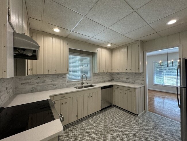 Building Photo - 201 Livingston Dr