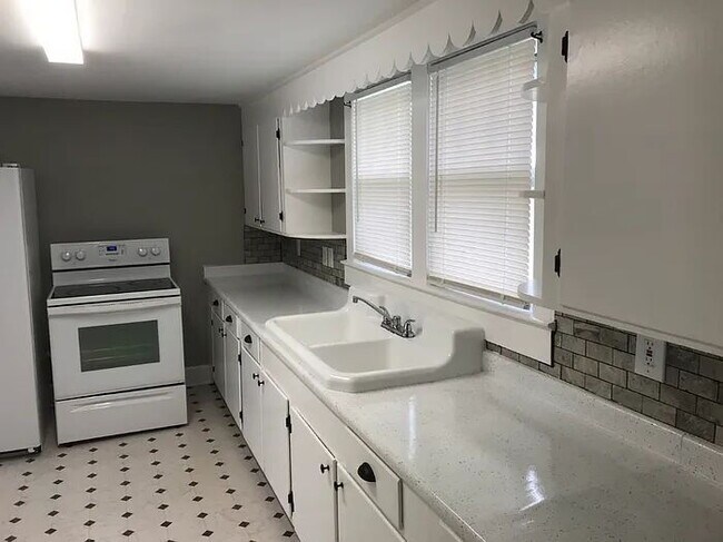 Building Photo - 18 Courtney St