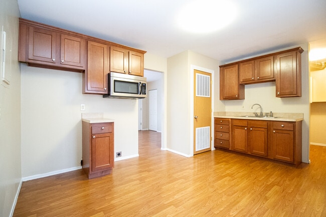 Building Photo - 2038 Airline Ave