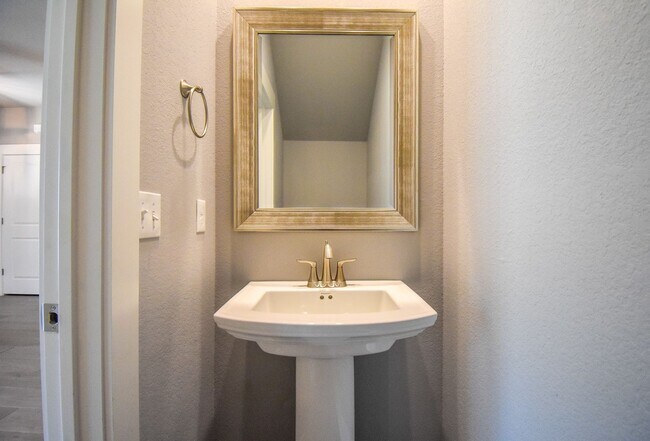 Building Photo - Luxurious 4 Bedroom, 3.5 Bathroom Home In Fayetteville, AR