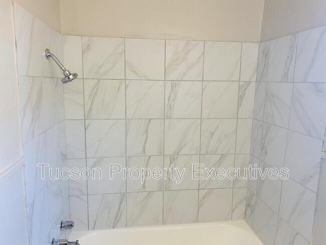 Building Photo - 2632 N Stone Ave