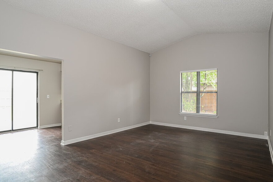 Building Photo - 6221 Alfredo Dr W