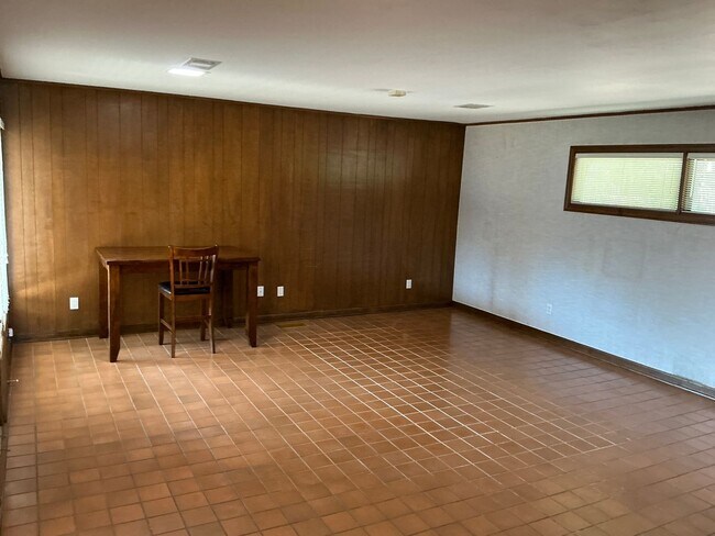 Building Photo - Spacious 3/2.5 Home with Office+Den Neighb...
