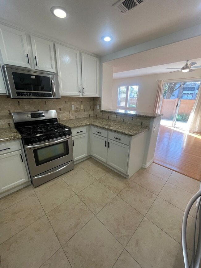 Building Photo - Very Spacious 1 Bed, 1 Bath Condo in Mission Viejo For Rent-In Unit Laundry and Attached Garage
