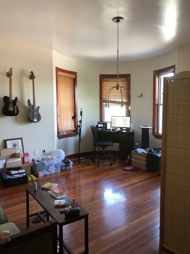 Building Photo - No Brokers Fee, In-Unit Washer and Dryer, Eat-in Kitchen, Stainless Steel Appliances, Porch