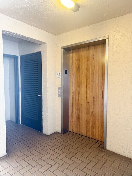 Building Photo - 3300 W Rolling Hills Cir